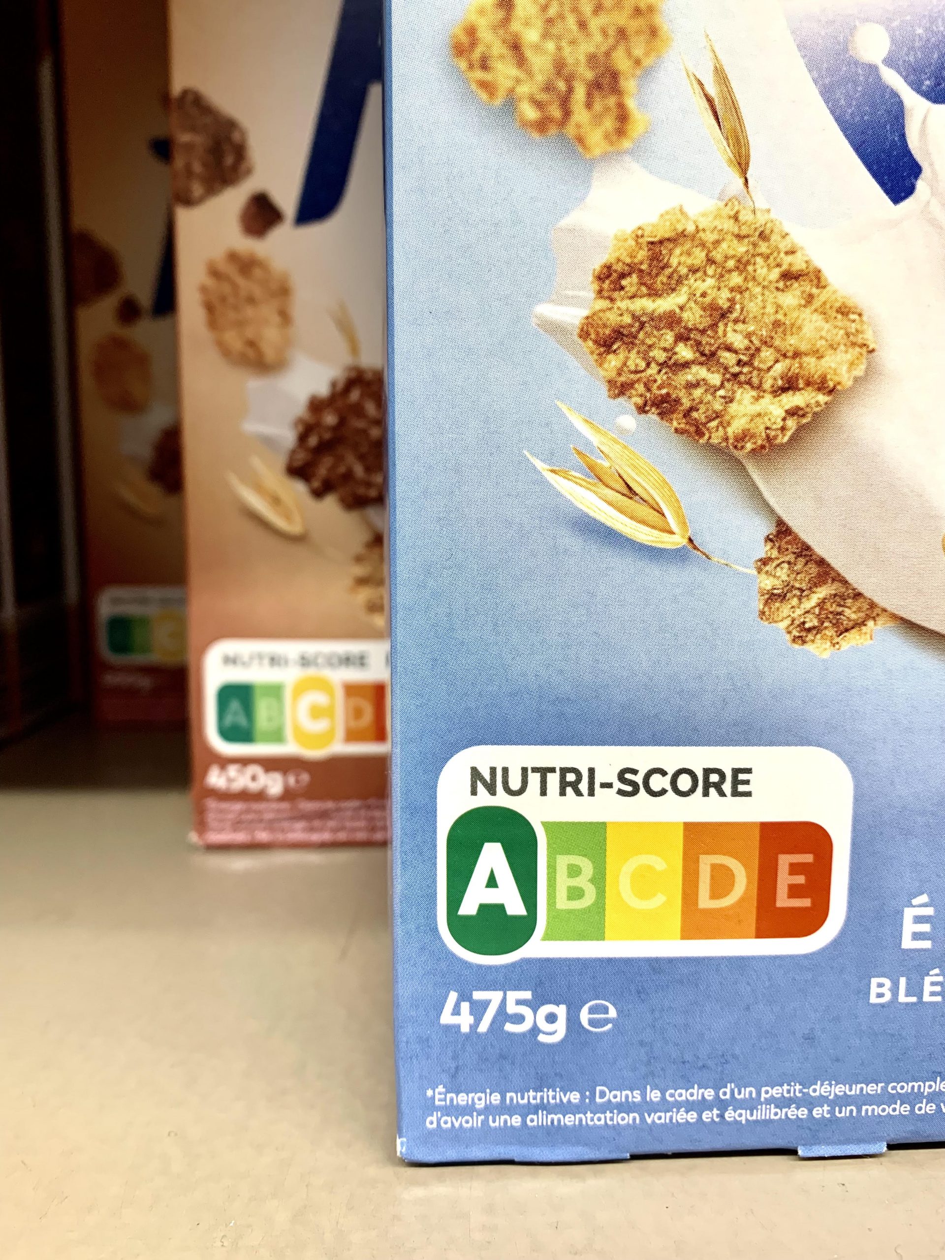 Comparison of different Nutri-Score labels on breakfast cereals in French supermarket.